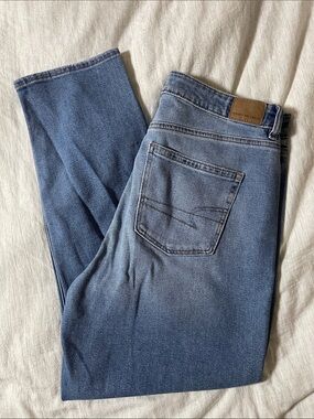 American Eagle Outfitters Women’s MOM JEAN